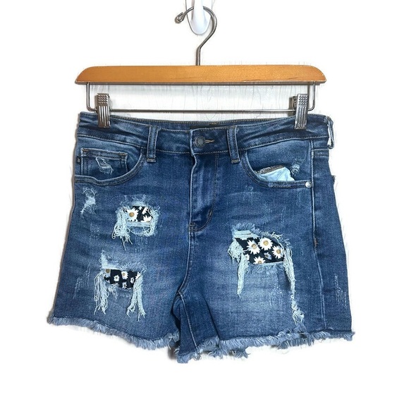 Judy Blue Daisy Patch Medium Wash Distressed Shorts Size Small - Picture 2 of 8